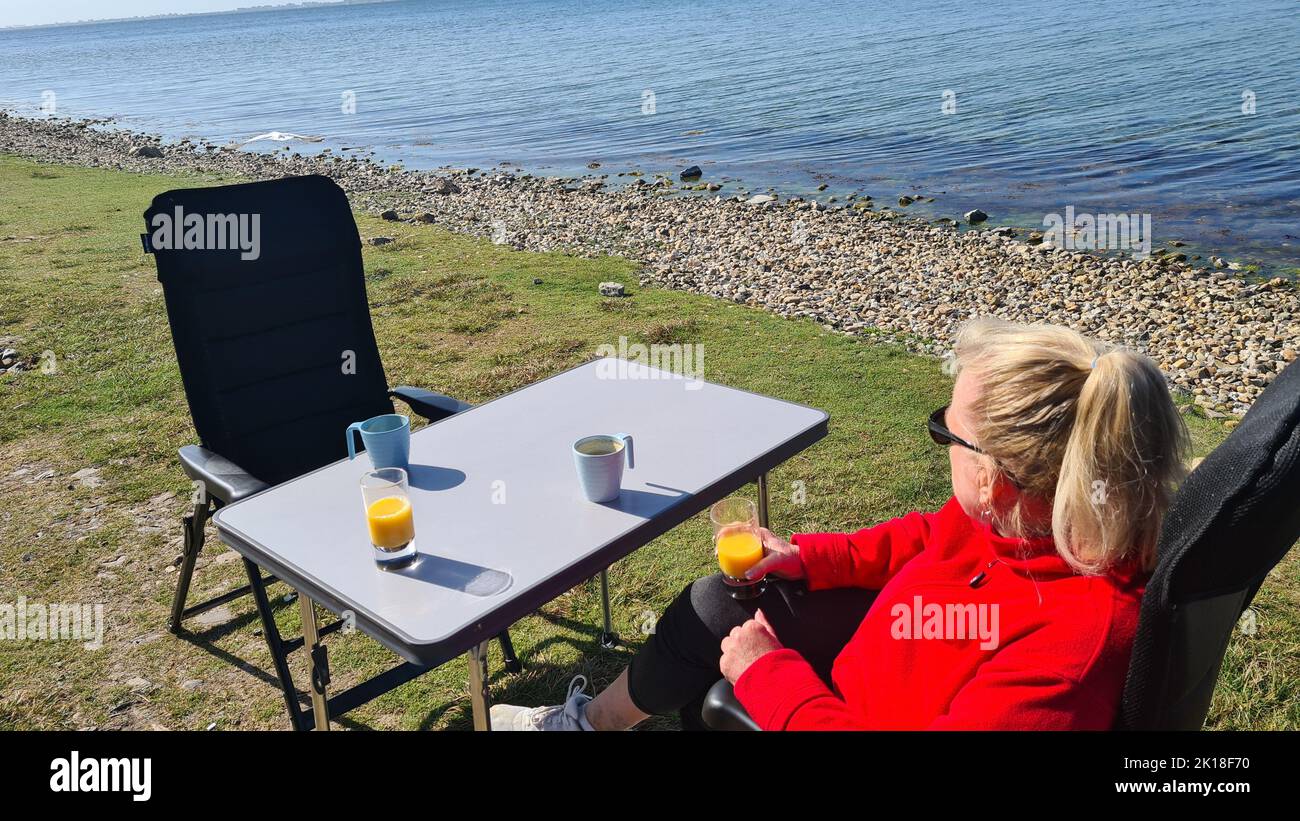 Vista sul mare dalla duna sul Mare del Nord e il canale di Ouddorp, provincia di Zeeland, Paesi Bassi. Scena all'aperto della costa in Europa natura. Foto Stock