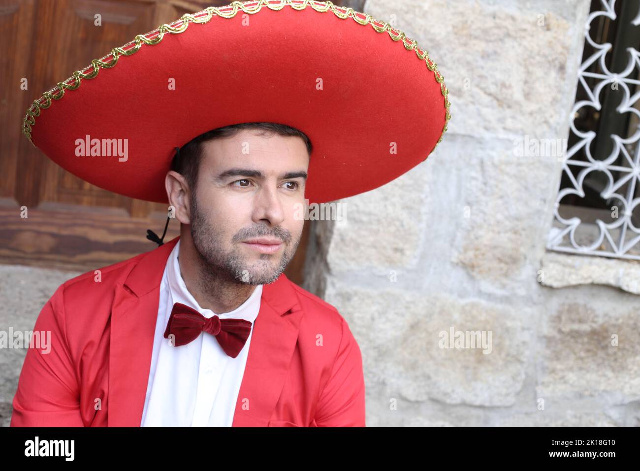 Uomo messicano vestito con abiti tradizionali festosi Foto Stock