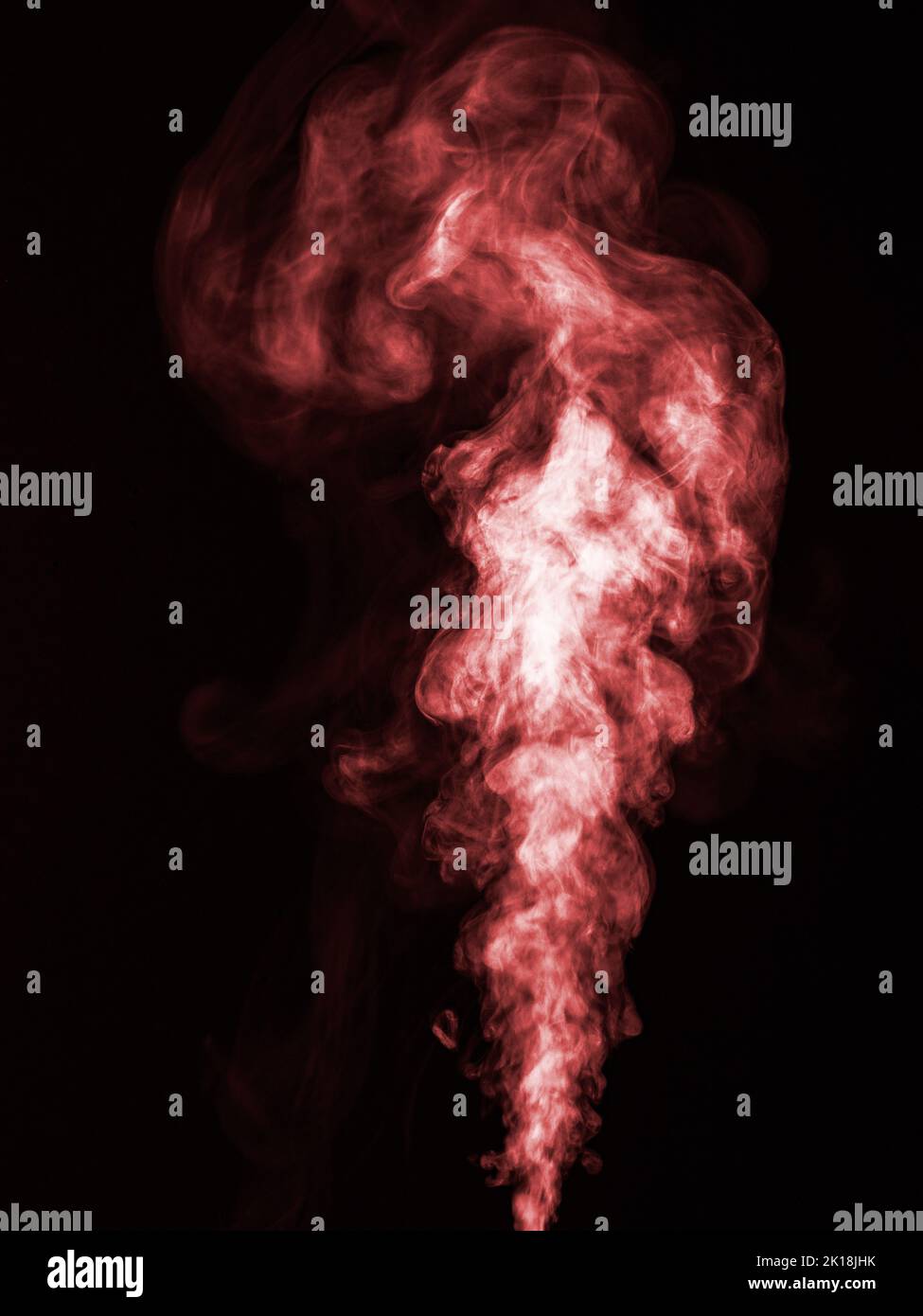 Fumo rosso su sfondo nero, sollevato in ricci come effetto astratto Foto Stock