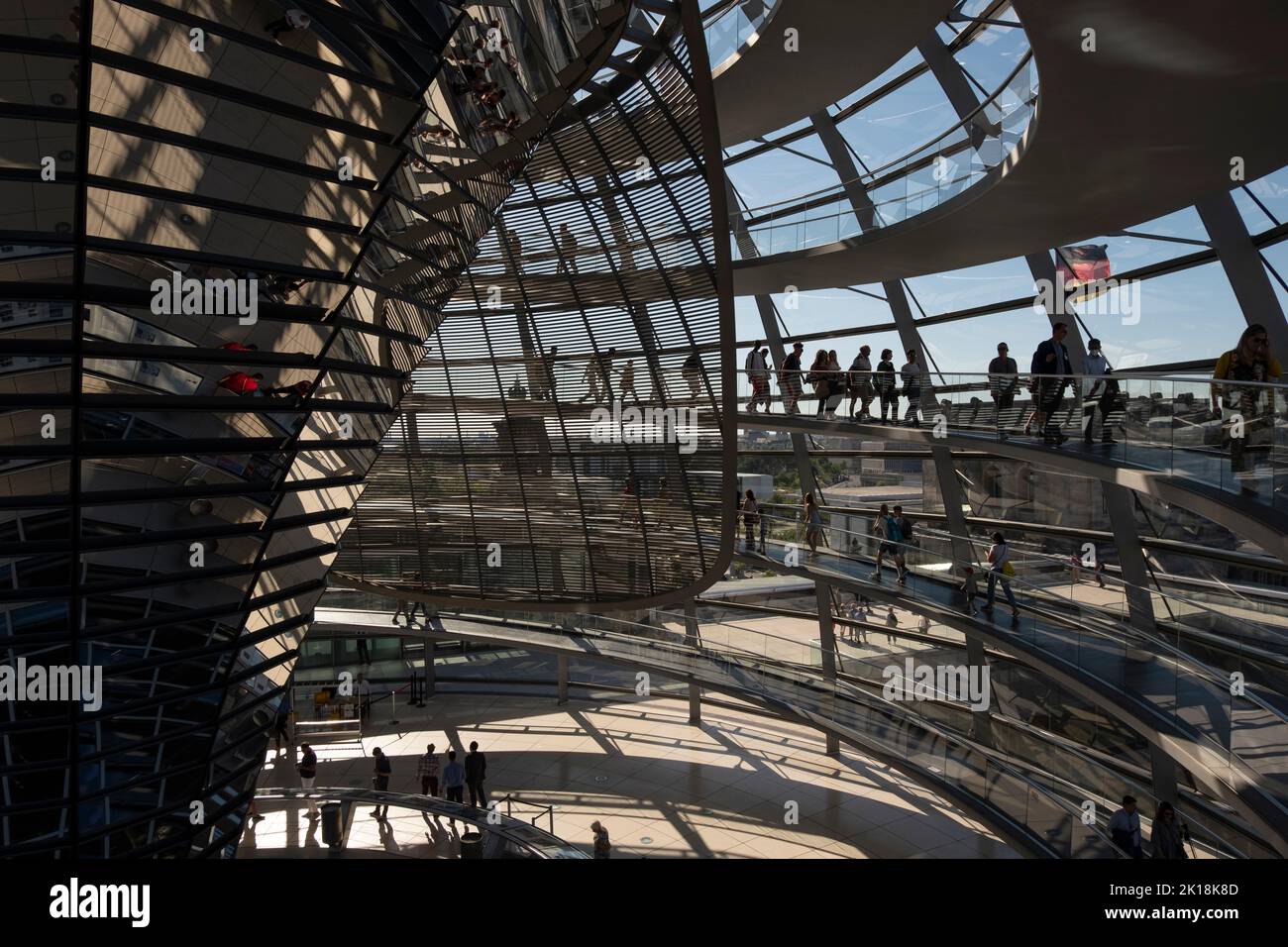 Cupola di vetro in cima all'edificio del Reichstag, con vista a 360 gradi del paesaggio urbano circostante di Berlino. Aggiunto con la ricostruzione degli anni '90, con piombo Foto Stock