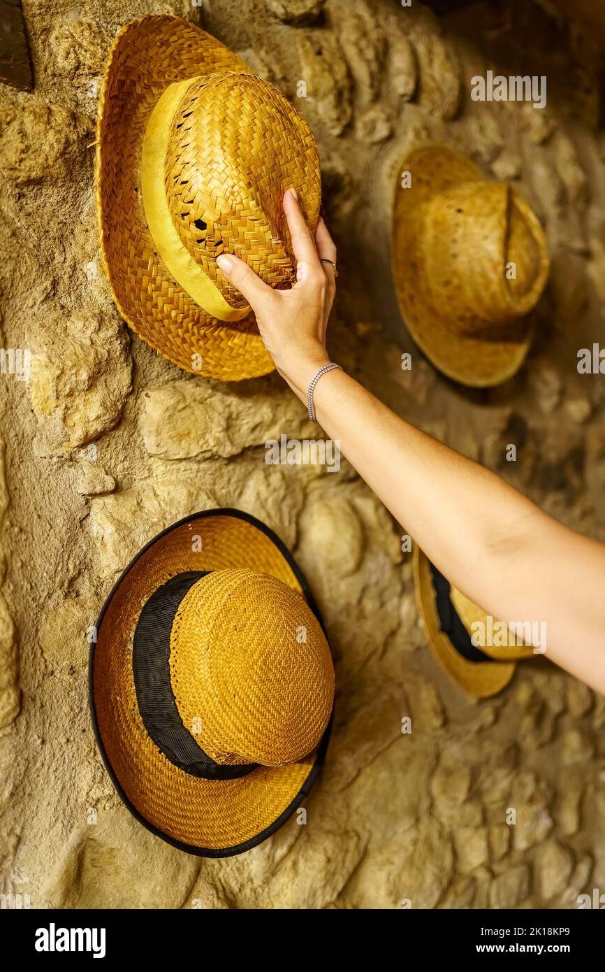 Cappelli di paglia appesi alle pareti di una vecchia casa in stile retrò che ricorda i tempi passati. Foto Stock