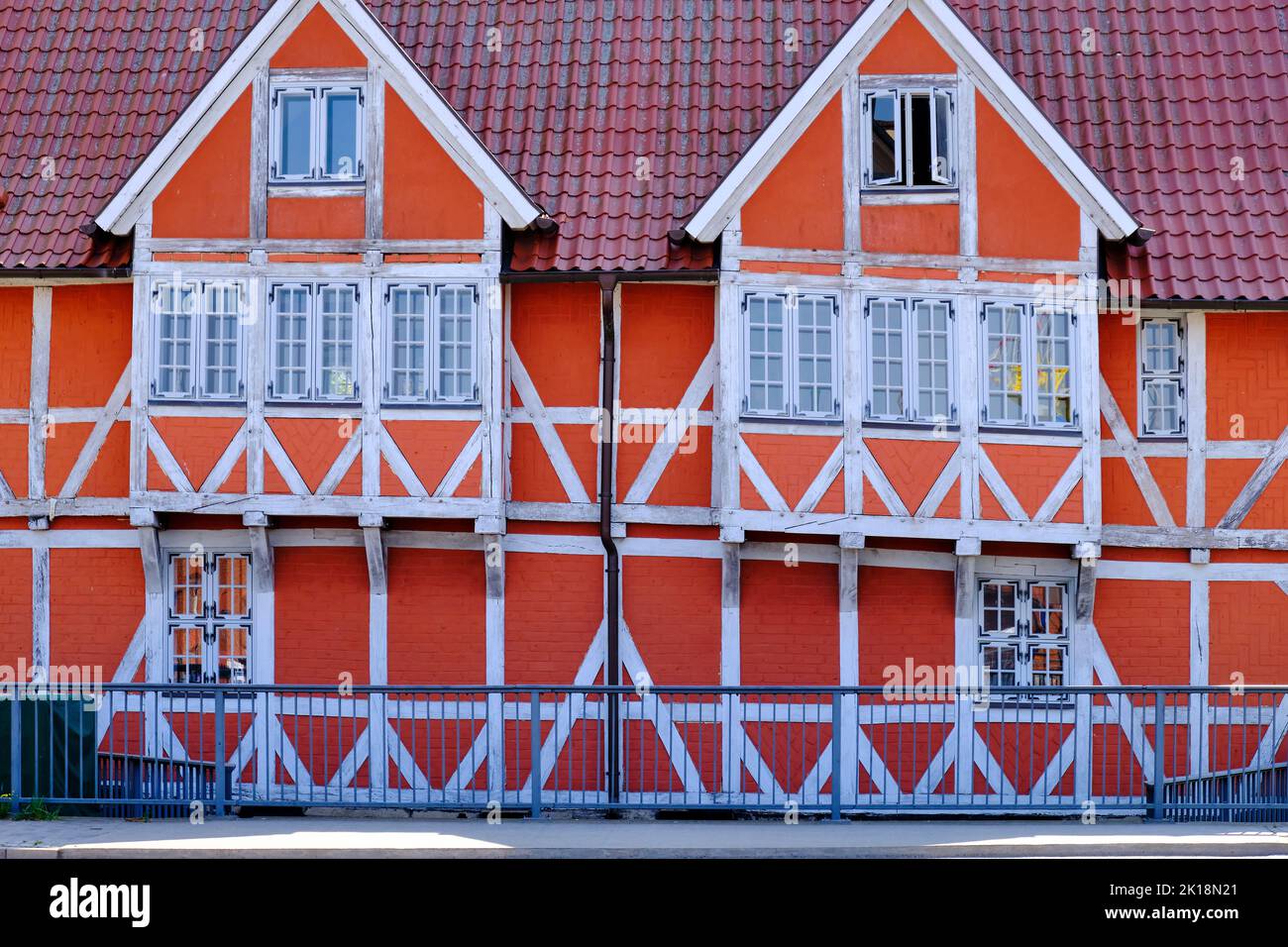 Immagine concettuale e simbolica, concetto dell'edificio a graticcio, illustrato dall'esempio del cosiddetto Gewölbe (la volta), Wismar, Germania. Foto Stock