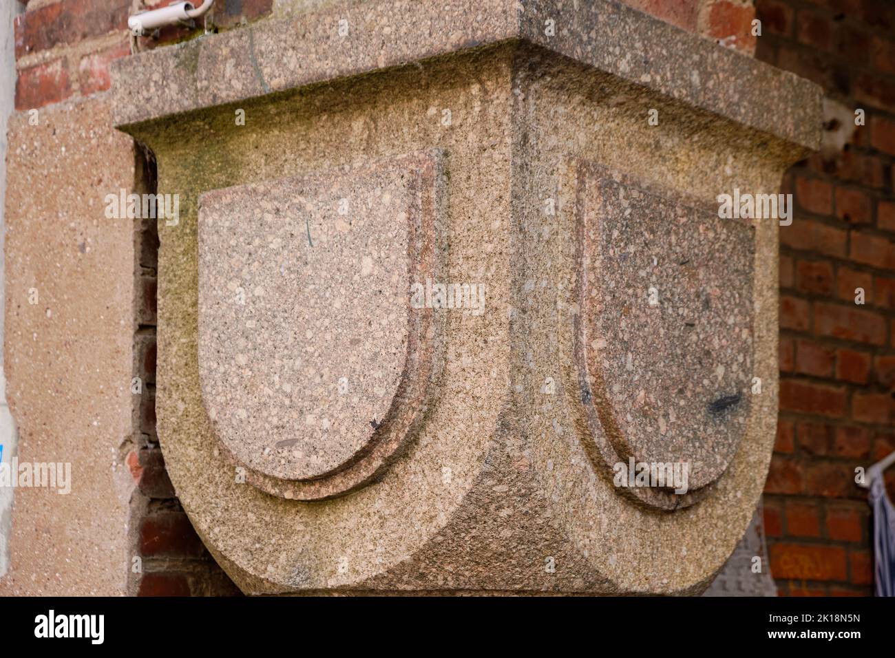 Capitale della colonna di pietra utilizzando un esempio di uno su un edificio storico nel centro storico della città anseatica di Wismar, Germania. Foto Stock Capitale della colonna di pietra utilizzando un esempio di uno su un edificio storico nel centro storico della città anseatica di Wismar, Germania. Foto Stock