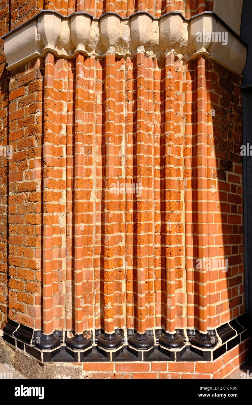 Rivestimenti di stipiti di un portale di chiesa con archivolt dal periodo gotico mattone, utilizzando l'esempio della Marienkirche, Wismar, Germania. Foto Stock