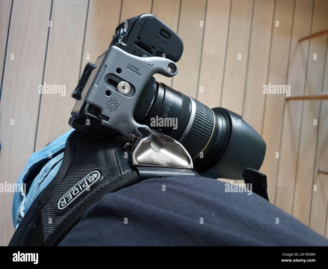 Malmö, Svezia - 19 giugno 2019: Una fotocamera inserita in una custodia Spider che l'utente indossa sulle anche Foto Stock