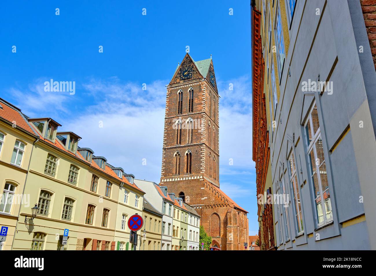 Paesaggio urbano e torre e campanile delle rovine Marienkirche (Chiesa di Santa Maria), Città Vecchia della città anseatica di Wismar, Germania. Foto Stock
