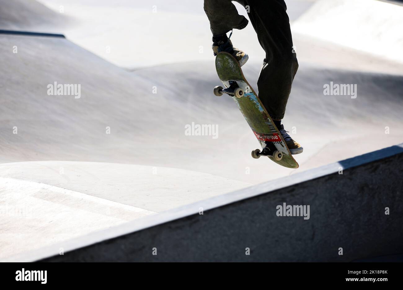 Lipsia, Germania. 16th Set, 2022. Un partecipante corre durante gli allenamenti per il Campionato di Skateboard allo Skate Park presso l'Heizhaus di Lipsia. Qui, prima il Campionato tedesco orientale e poi il Campionato tedesco di skateboard 25th si svolgeranno da venerdì a domenica (16-18 settembre). Credit: Jan Woitas/dpa/Alamy Live News Foto Stock