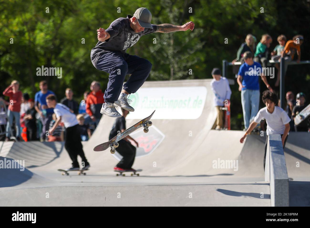 Lipsia, Germania. 16th Set, 2022. Un partecipante corre durante gli allenamenti per il Campionato di Skateboard allo Skate Park presso l'Heizhaus di Lipsia. Qui, prima il Campionato tedesco orientale e poi il Campionato tedesco di skateboard 25th si svolgeranno da venerdì a domenica (16-18 settembre). Credit: Jan Woitas/dpa/Alamy Live News Foto Stock