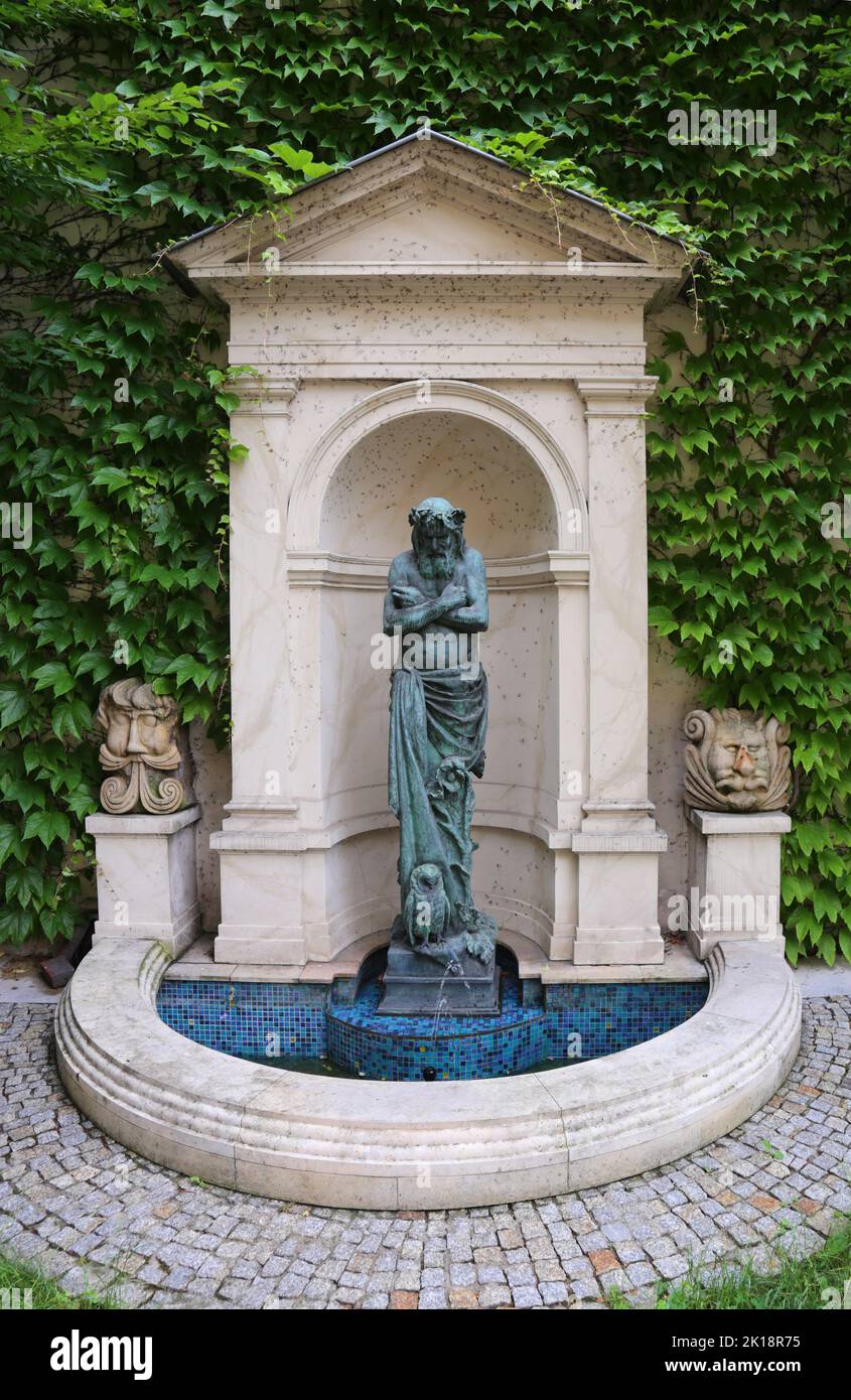 Cracovia. Cracovia. Polonia. Statua in bronzo di Morfeo, antico Dio greco del sonno e dei sogni che indossa fiori di papavero e teste corona floreale. Foto Stock