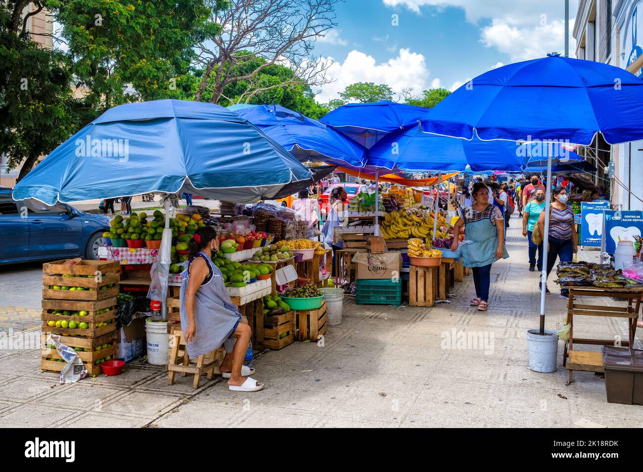 Mercato di strada che vende cibo e prodotti tradizionali a Merida, Messico Foto Stock