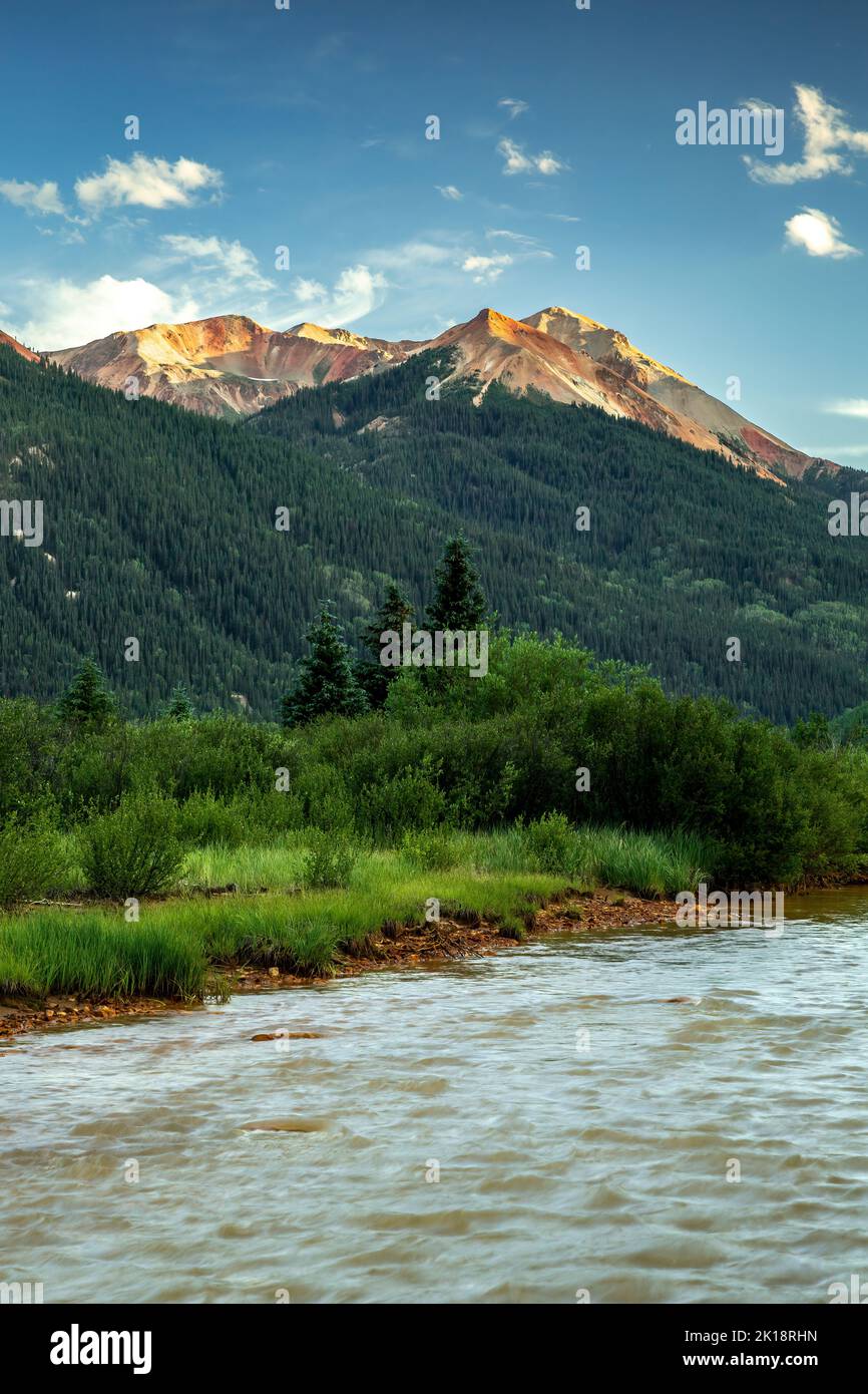Monti Rossi e Red Mountain Creek, nei pressi di Ouray, Colorado, STATI UNITI D'AMERICA Foto Stock