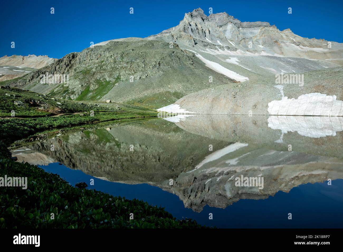 Gilpin Peak riflesso sul lago Wright, Yankee Boy bacino, nei pressi di Ouray, Colorado, STATI UNITI D'AMERICA Foto Stock
