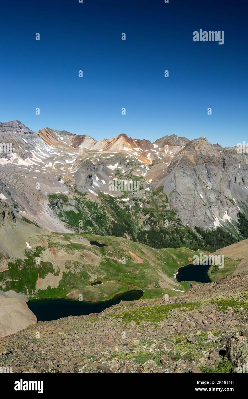 Vista dei laghi e delle montagne blu dal Blue Lakes Pass, vicino a Ouray, Colorado, USA Foto Stock