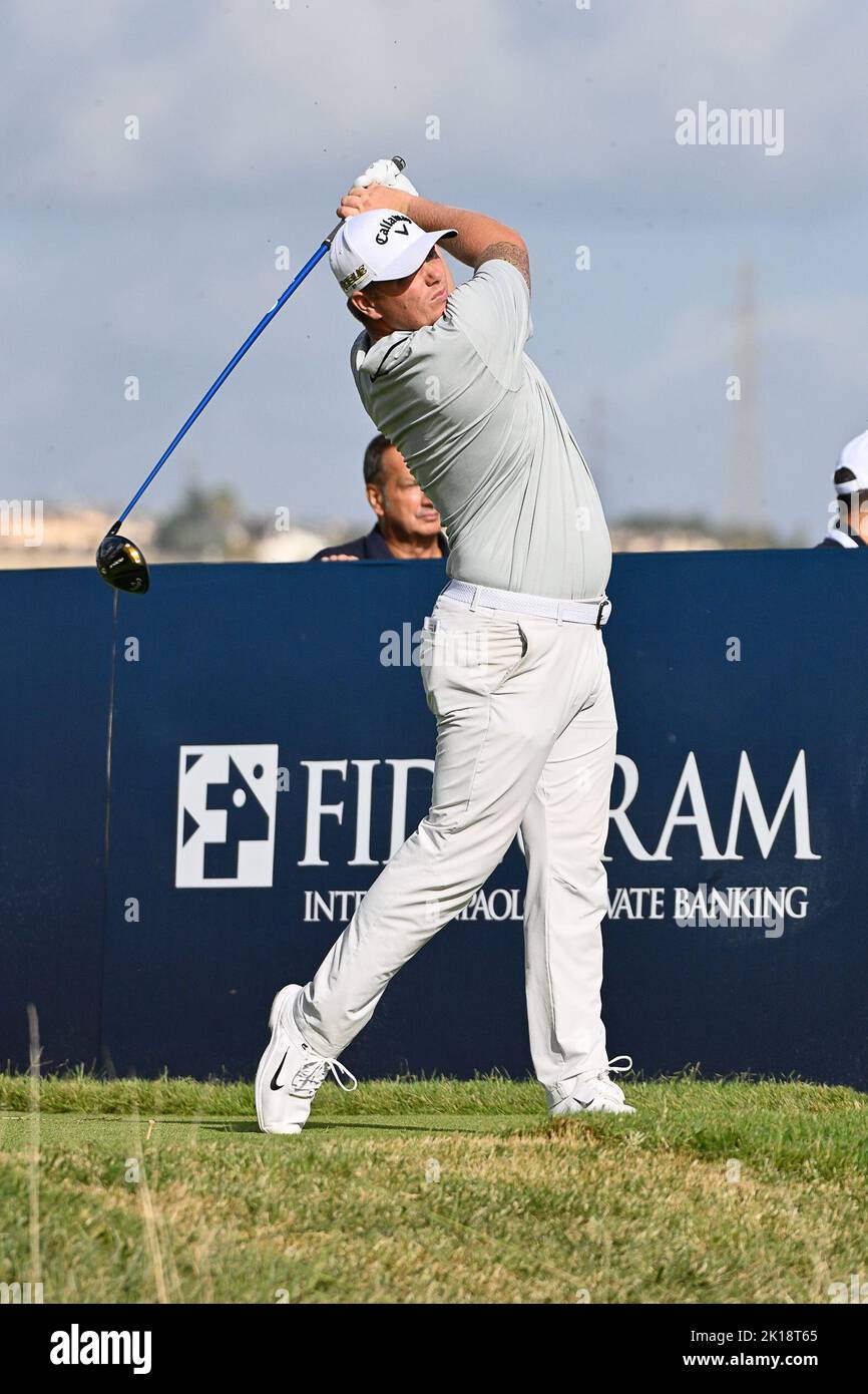 16th settembre 2022; Marco Simone Golf Club, Roma, Italia: 79th Open D'Italia PGA Golf Tournament, round 2; Callum Shinkwin tees of at Hole 10 Credit: Action Plus Sports Images/Alamy Live News Foto Stock