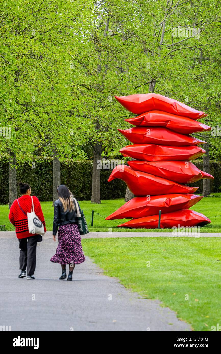 Londra, Regno Unito. 16th Set, 2022. Shaikha al Mazrou, Red Stack, 2022, Lawrie Shabibi - Frieze Sculpture, una delle più grandi mostre all'aperto di Londra, tra cui lavori di artisti internazionali nel Regent's Park. Credit: Guy Bell/Alamy Live News Foto Stock