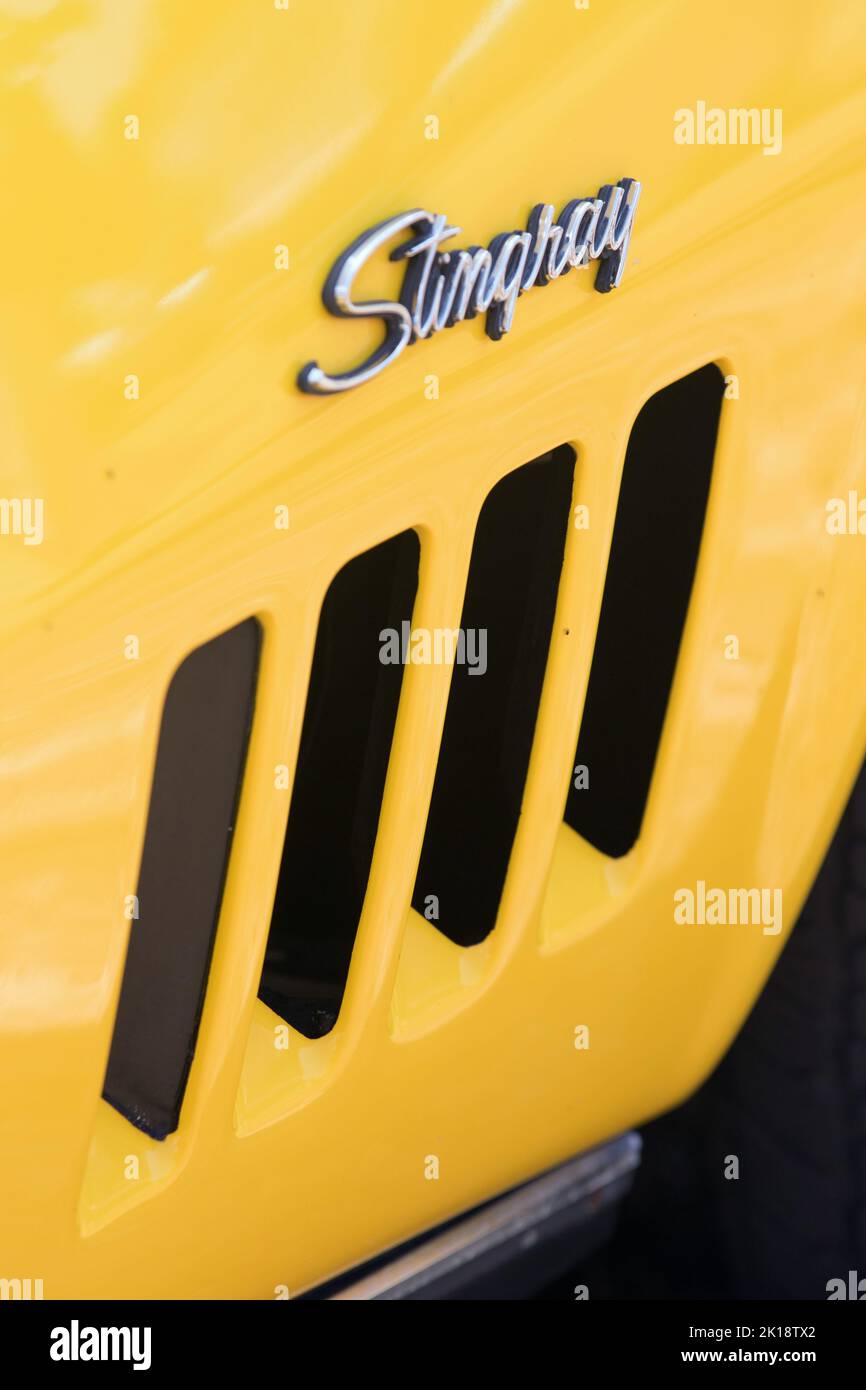 Presa d'aria e logo su un modello di auto Stingray dipinto di giallo in occasione di una mostra di auto classica a Saffron Walden, Essex, Regno Unito Foto Stock
