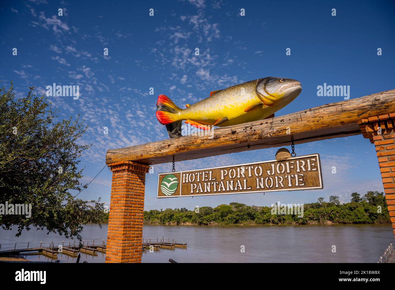 Un pesce gigante in cima alla porta del molo dell'Hotel Pantanal Norte presso il fiume Cuiaba a Porto Jofre nel nord di Pantanal, Mato Grosso prov Foto Stock
