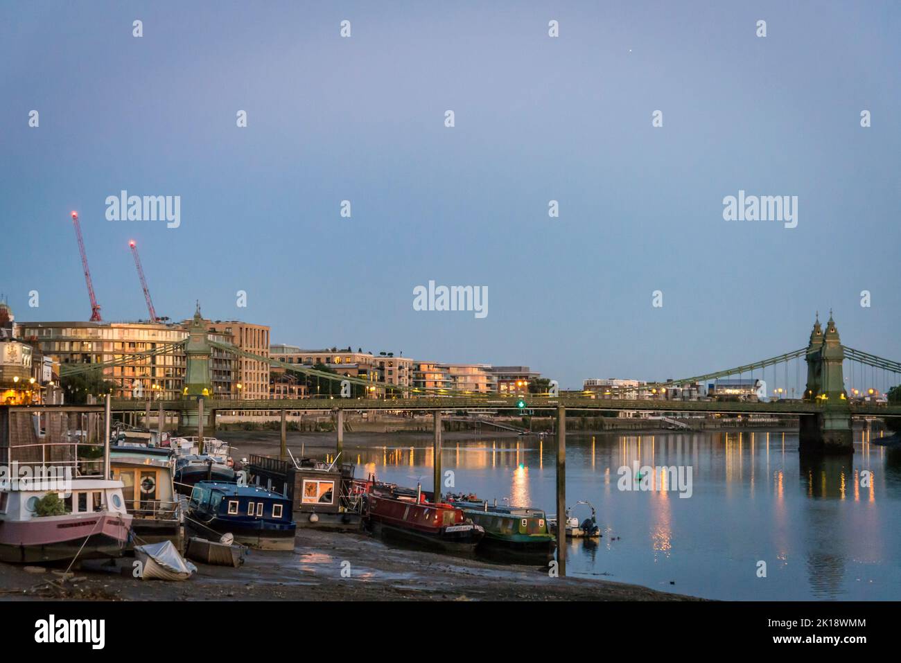 Il Tamigi e il ponte Hammersmith al tramonto, Hammersmith, Londra, Inghilterra, Regno Unito Foto Stock