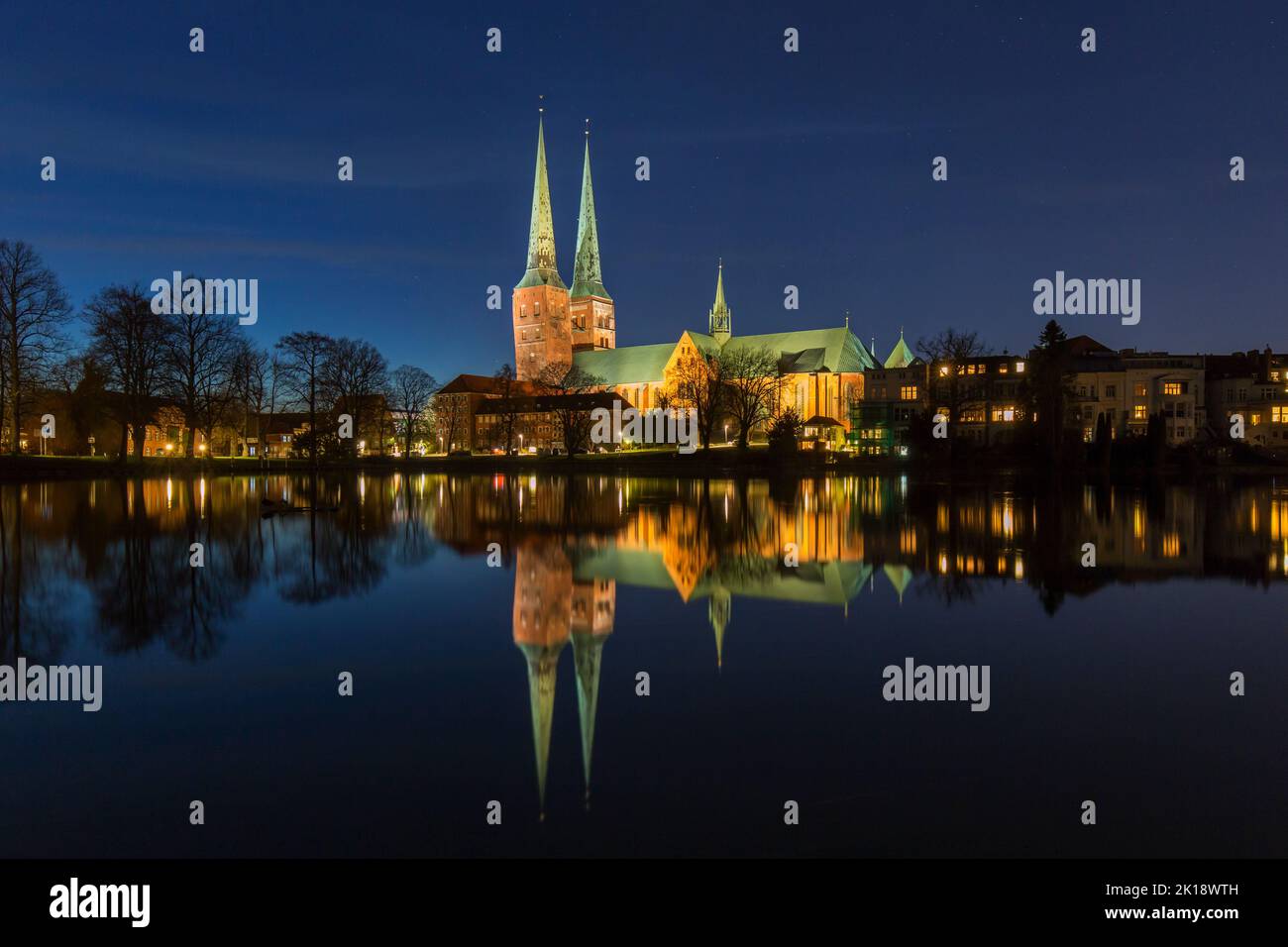 Cattedrale di Dom zu Lübeck / Lübecker Dom si riflette nelle acque del fiume Trave di notte nella città anseatica di Lübeck, Schleswig-Holstein, Germania Foto Stock