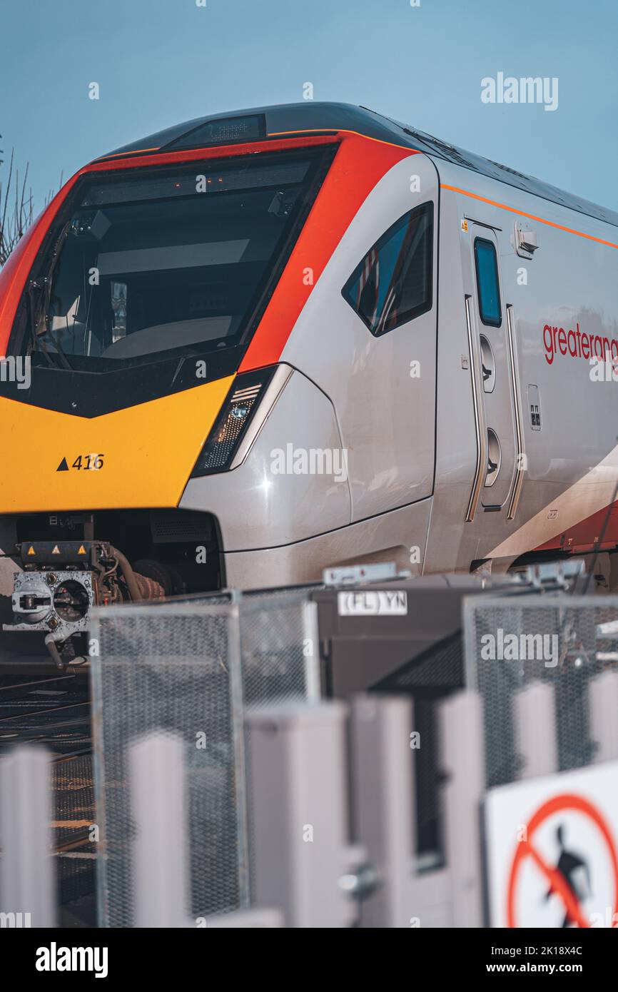 Un treno britannico con uno sfondo blu cielo Foto Stock