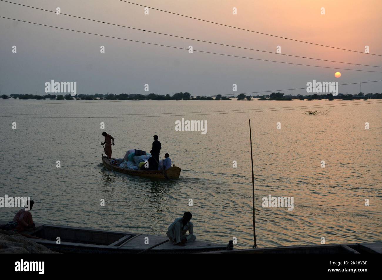 Jamshoro, Pakistan. 15th Set, 2022. Persone fila barche in acqua di alluvione nel distretto di Jamshoro, provincia di Sindh, Pakistan, 15 settembre 2022. Almeno 22 persone sono state uccise e altri nove feriti in pesanti inondazioni provocate dalla pioggia di monsoni nelle ultime 24 ore in Pakistan, ha affermato la National Disaster Management Authority (NDMA). Credit: Str/Xinhua/Alamy Live News Foto Stock