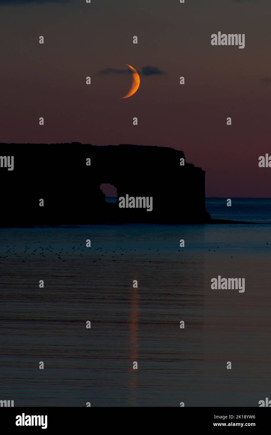 Luna di Crescent impostazione su Atlantico, Skaill Bay, Orkney Foto Stock