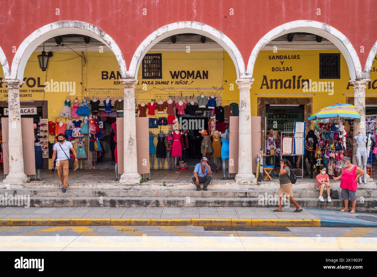 Mercato di strada che vende vestiti e prodotti tradizionali a Merida, Messico Foto Stock