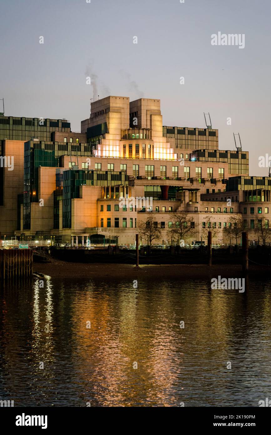 MI6 sede centrale di notte su Albert Embankment, Vauxhall, Londra, Inghilterra, Regno Unito Foto Stock