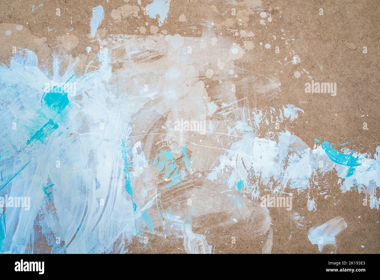 Legno dipinto di bianco e blu texture senza cuciture ruvido grunge sfondo. Vernice bianca graffiata sulle tavole. Spazio di copia per il testo. Foto Stock