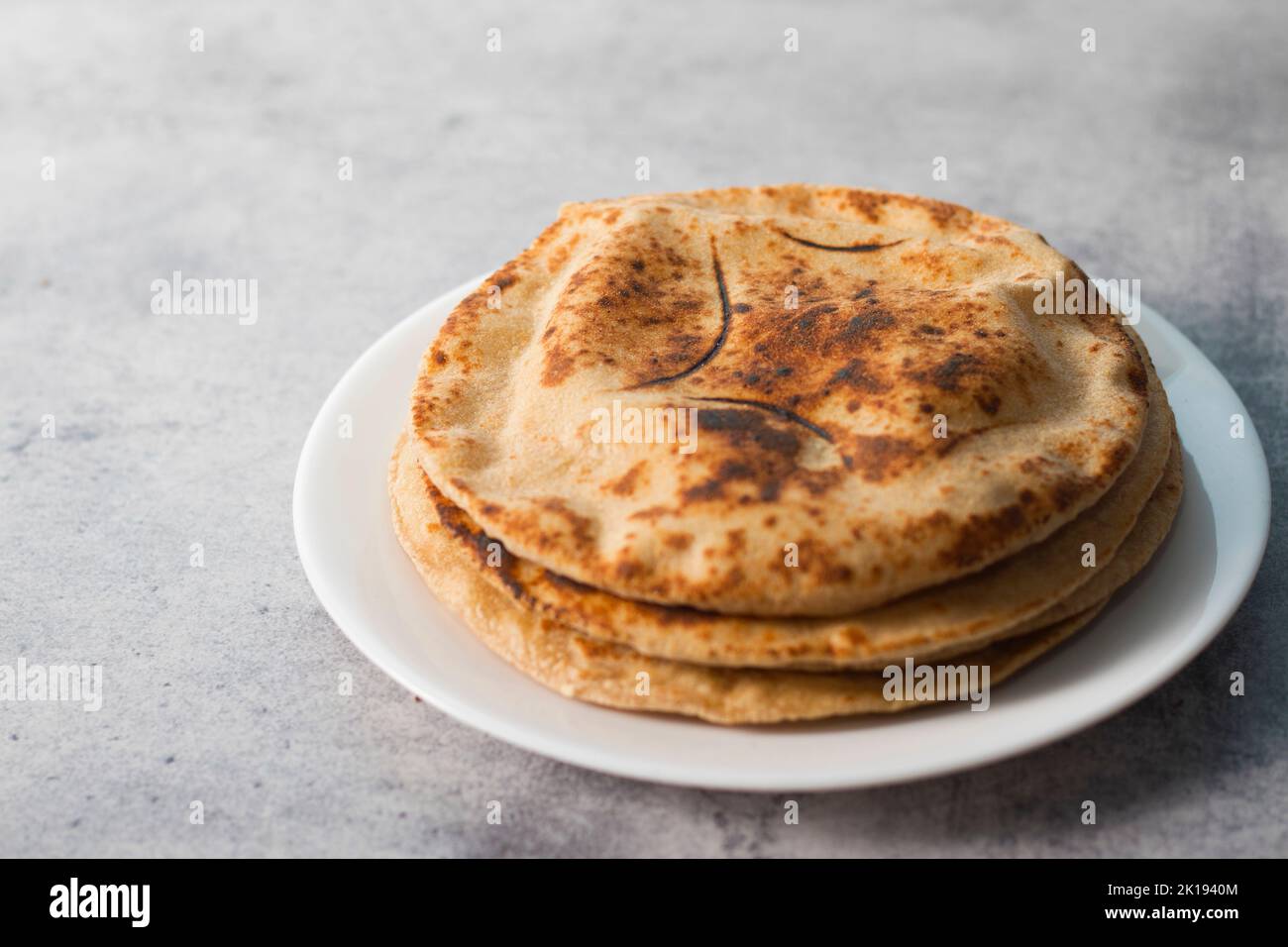 Focalizzazione selettiva sul pane piatto indiano Roti o Chapati. Foto Stock