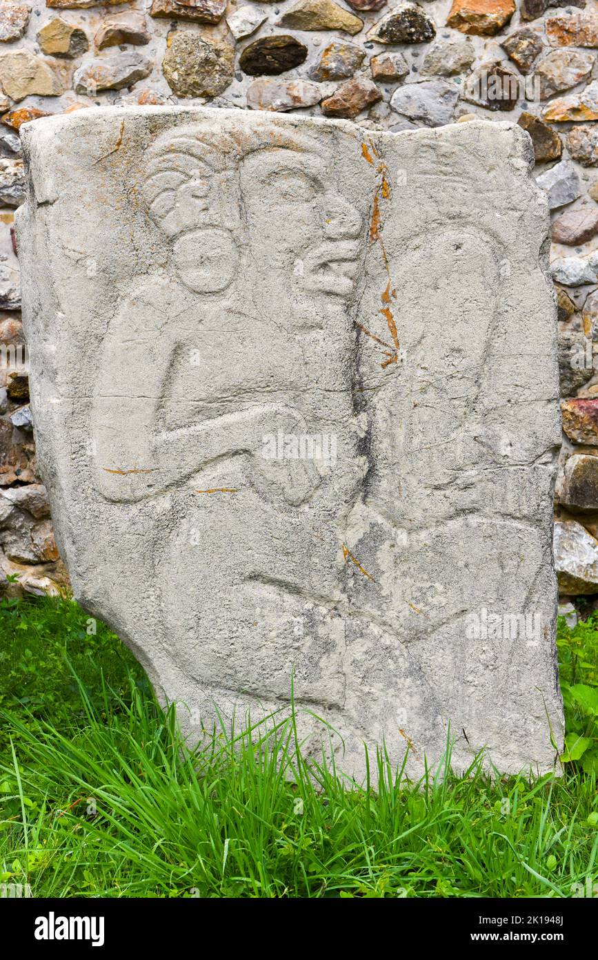 Il famoso Los Danzantes, monumenti in pietra scolpita accanto alla costruzione L, Monte Alban sito archeologico, Zapotec civiltà rovine, Oaxaca, Messico Foto Stock