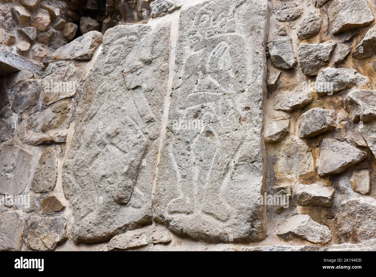 Il famoso Los Danzantes, monumenti in pietra scolpita accanto alla costruzione L, Monte Alban sito archeologico, Zapotec civiltà rovine, Oaxaca, Messico Foto Stock