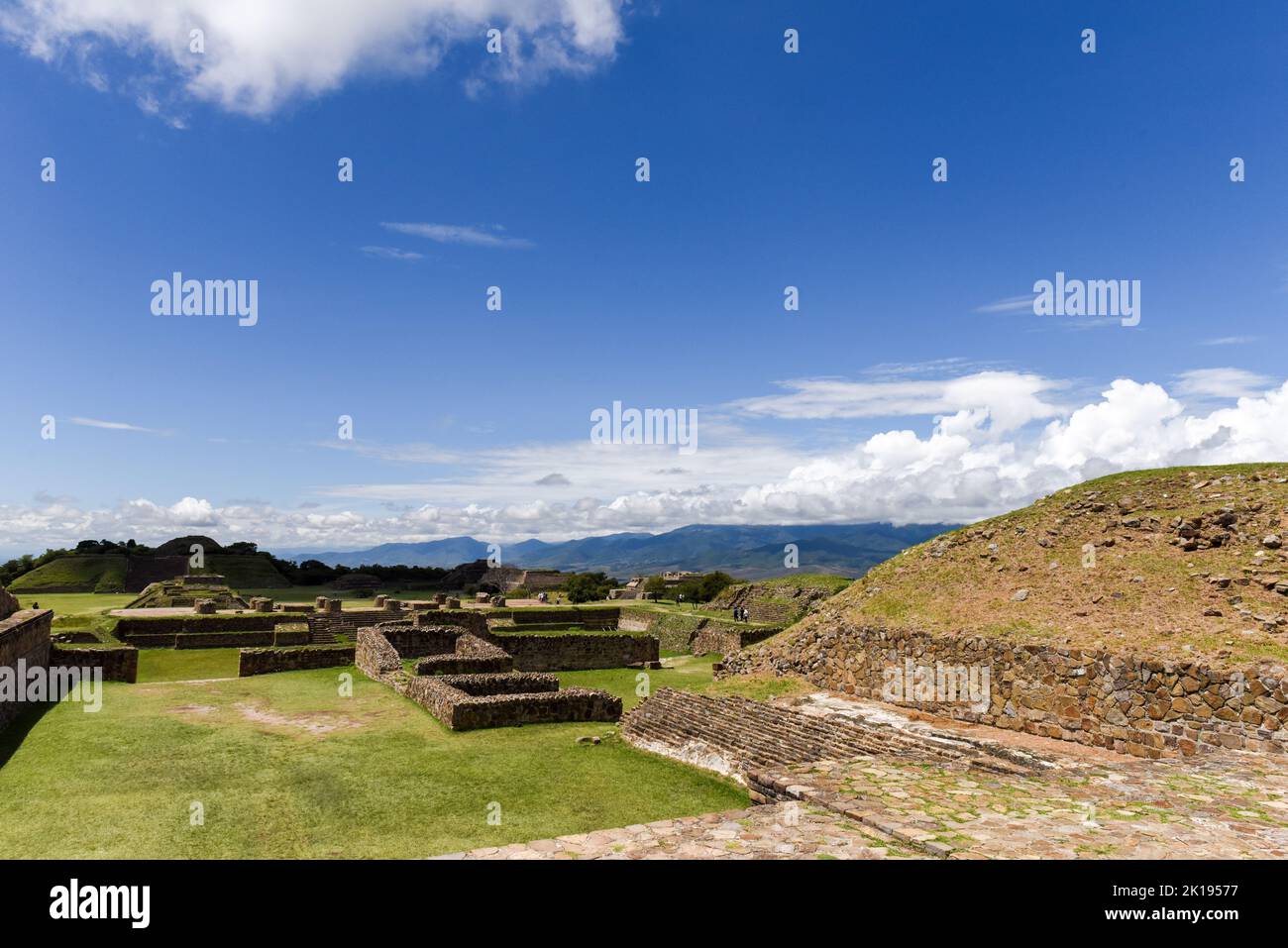 Vista generale del famoso sito archeologico di Monte Alban vicino a Oaxaca de Juarez, Messico Foto Stock