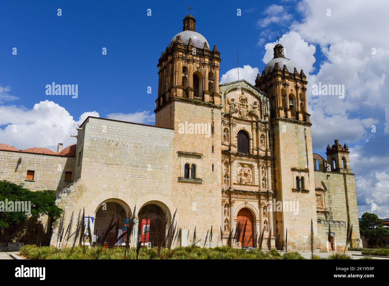 La Chiesa di Santo Domingo de Guzmán nel centro storico di Oaxaca de Juarez, Messico Foto Stock