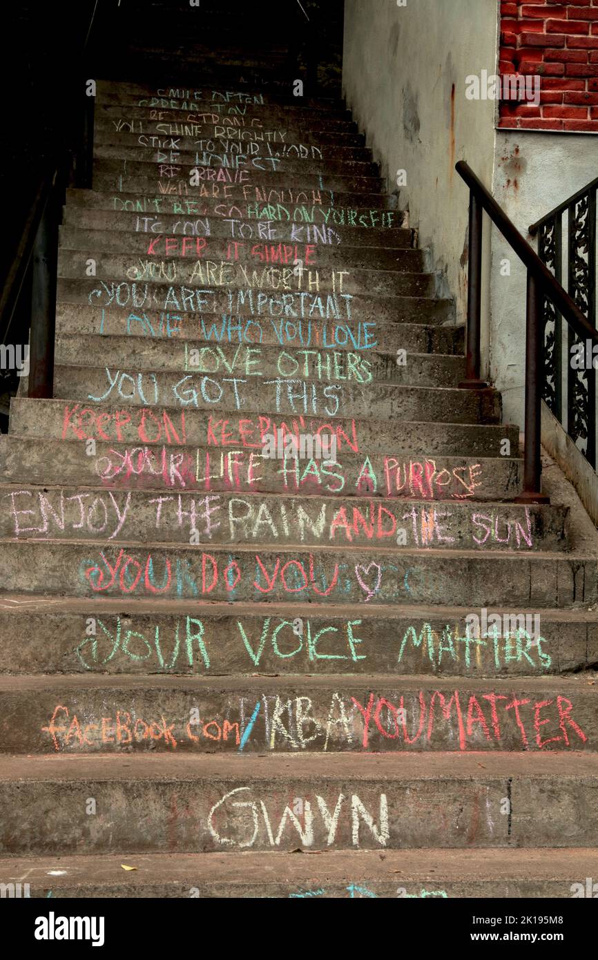 Scale colorate con scritte ispirate in Chalk Foto Stock