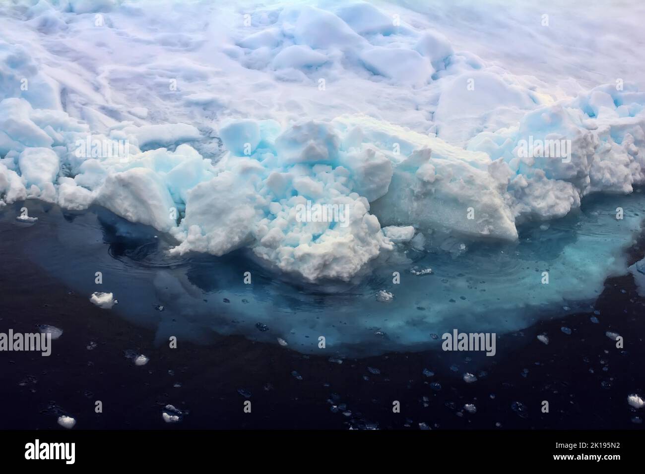 Glaciologia. Un hummock (toross) nell'Oceano Artico. Prestare attenzione alla massicciità della parte subacquea Foto Stock