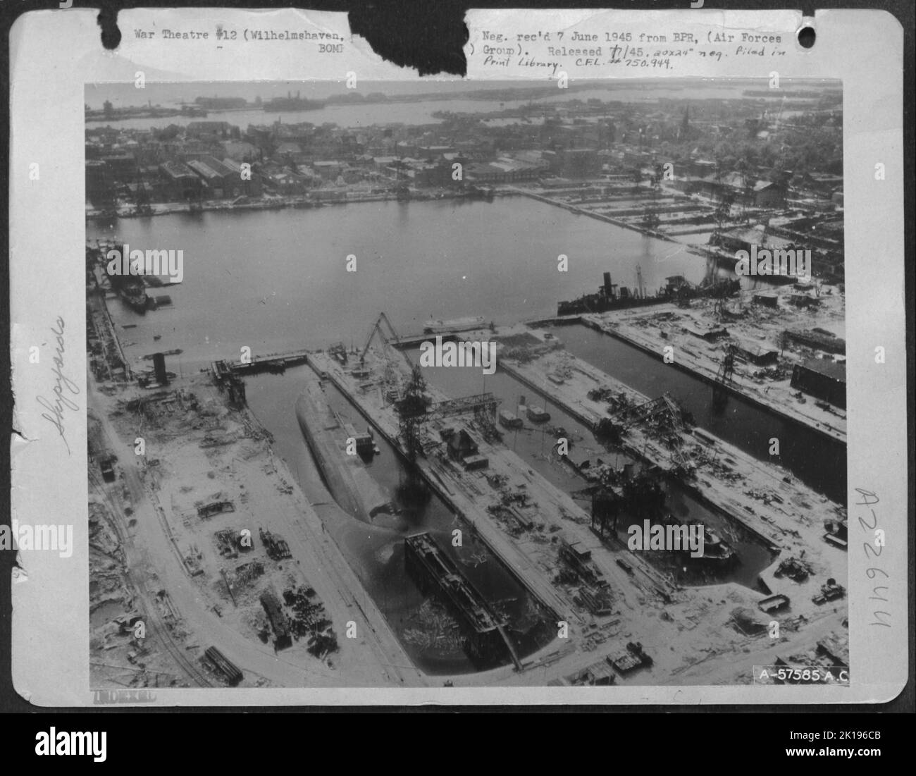 Wilhelmshaven'S Shipyards Wrecked -- Foto aeree scattate da Cres of the US 8th Air Force Show il relitto Heaped on Ship Building yards a Wilhelmshaven, Germania, il primo e uno degli ultimi bersagli colpiti dalla 8th Air Force. Navi parzialmente affondate, gru distrutte, bombardata R Foto Stock