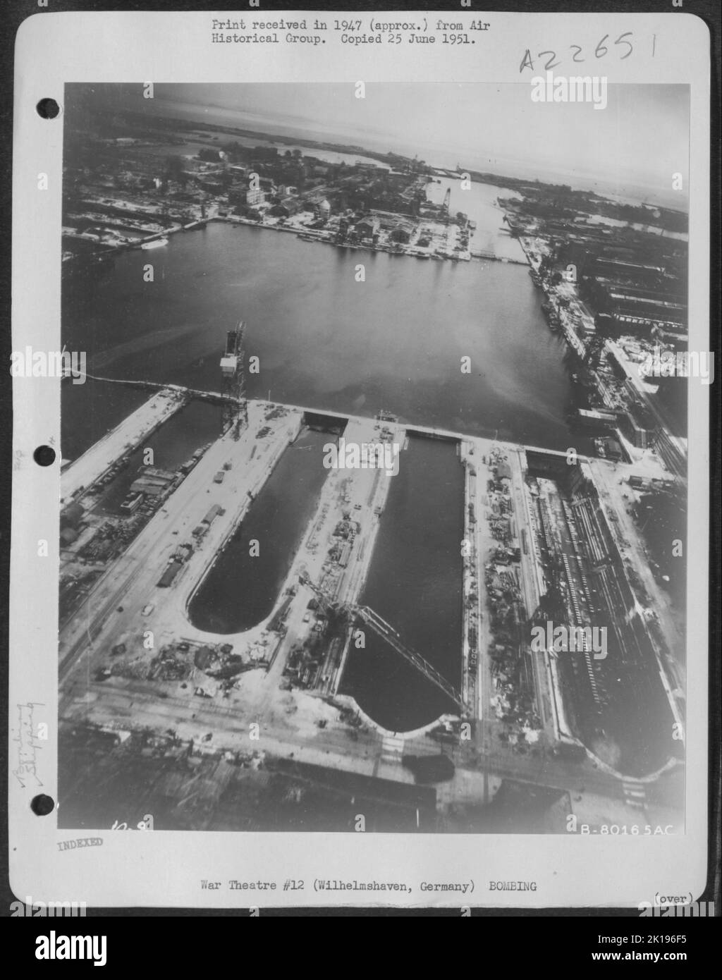 Vista aerea dei cantieri di costruzione navale danneggiati dalla bomba a Wilhelmshaven, Germania. 15 maggio 1945. Foto Stock