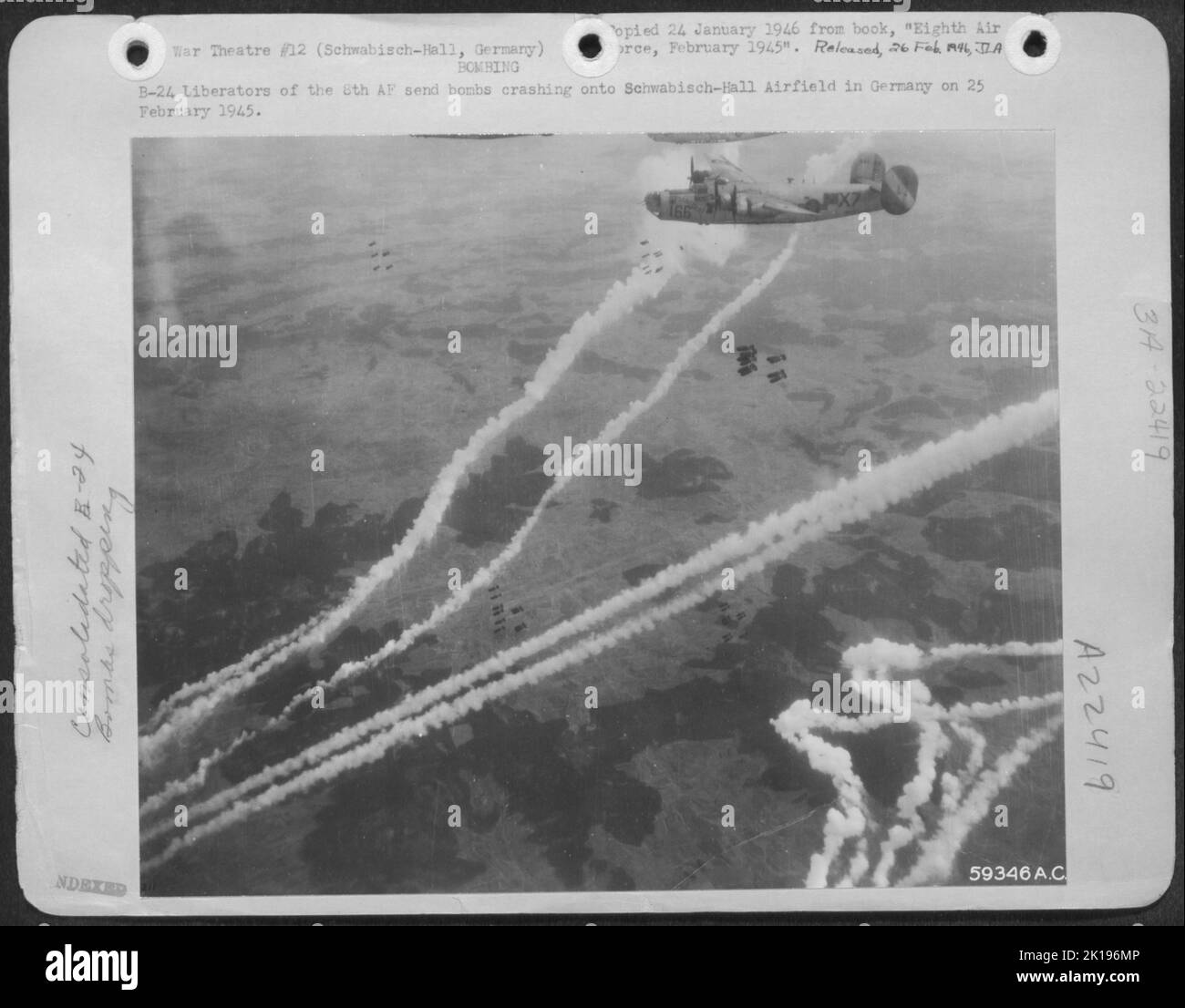 Consolidato B-24 liberatori della forza aerea del 8th inviare bombe che si schiantano sul campo aereo Schwabisch-Hall in Germania il 25 febbraio 1945. Foto Stock