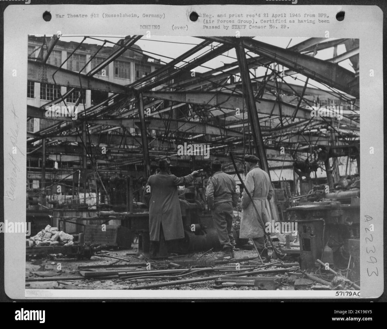Segnalando ad Allied Corinterpelled Destruction Int He Russelsheim Plant, Herman Daier, Chief Engineer di questa fabbrica Opel, spiega che aveva realizzato macchinari sia americani che tedeschi per produrre scatola dello sterzo, radiatori e ruote per serbatoi e camion befo Foto Stock