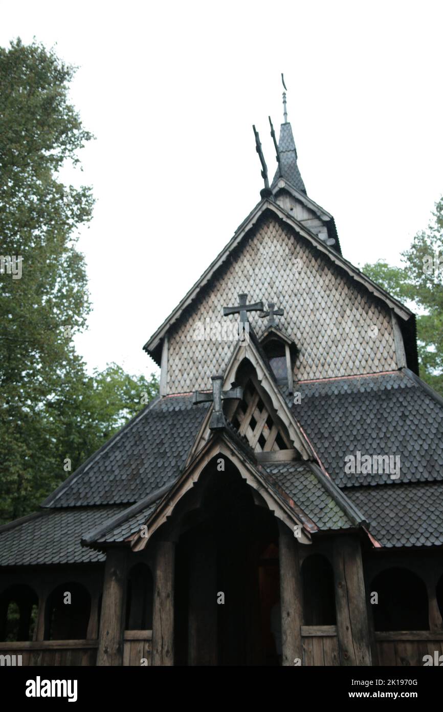 Chiesa scandinava di Stav il giorno del sopravvento Foto Stock