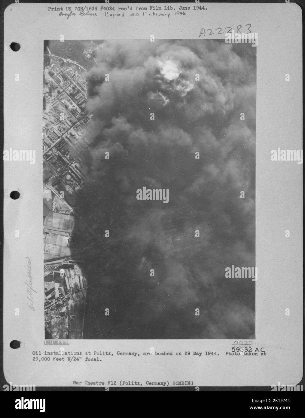 Gli impianti petroliferi di Politz, Germania, sono bombardati il 29 maggio 1944. Foto scattata a 29.000 piedi W/24' Focal. Foto Stock