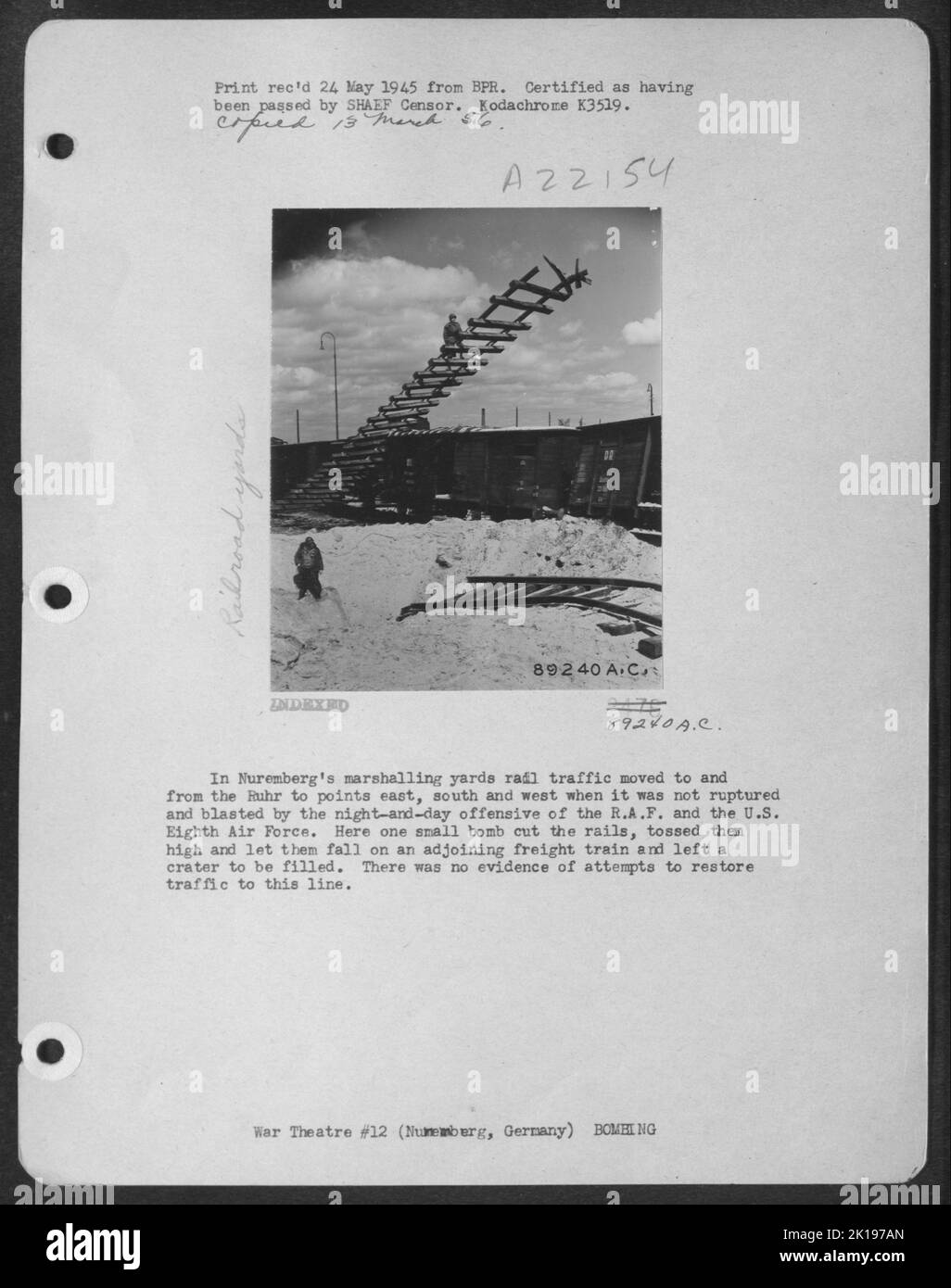 Nei cantieri Marshalling di Norimberga, il traffico ferroviario si spostò da e verso la Ruhr a punti Est, Sud e Ovest quando non fu rotto e brillato dall'offensiva notturna della RAF e dell'US 8th Air Force. Qui una piccola bomba ha tagliato le rotaie, le ha lanciate in alto Foto Stock