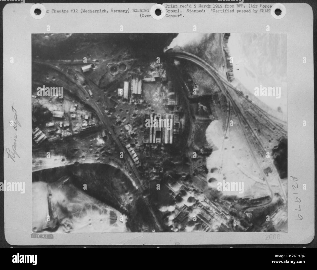 Il deposito di riparazione di veicoli di Mechernich, 20 miglia a sud-ovest di Bonn, Germania, dopo Una forza di 38 Douglas A-20 Havocs del 9th bombardamento Div. Bombe 500-Pound sciolse su Thisimportant Installazione. 5 dei 14 edifici sono stati distrutti; 3/4 sono stati distrutti Foto Stock