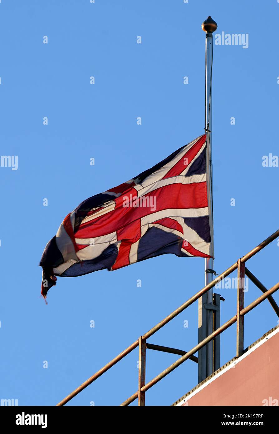 Bandiera dell'Unione a mezza altezza per la regina Elisabetta II, dopo la sua morte il giovedì 8 settembre 2022, prima della partita della Premier League al City Ground, Nottingham. Data immagine: Venerdì 16 settembre 2022. Foto Stock