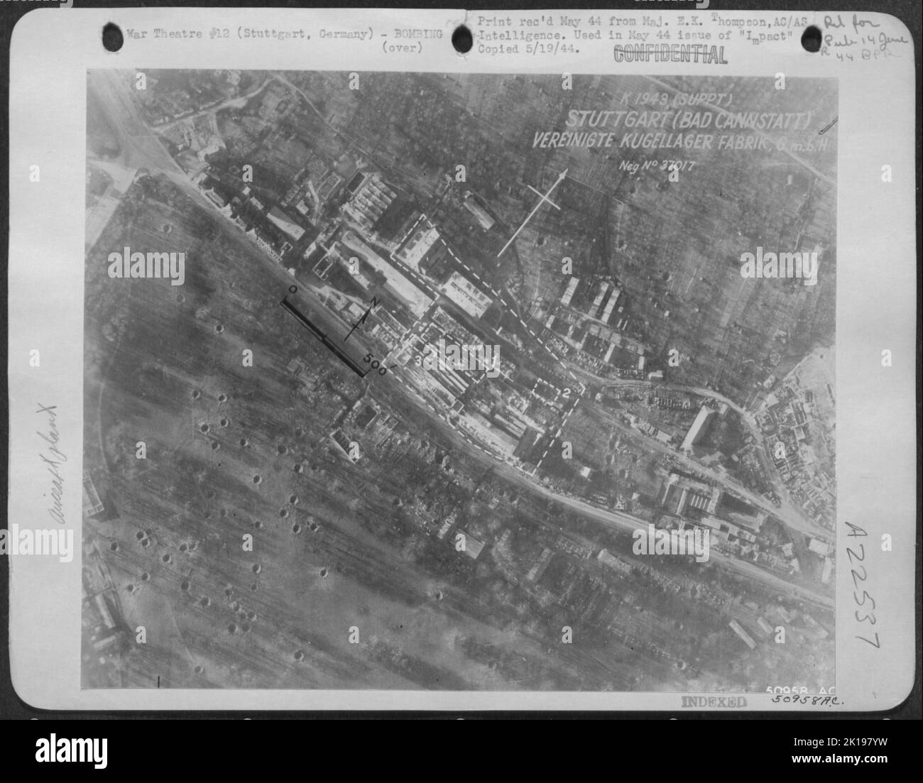 Stuttgart Bearing Plant dopo l'attacco del 50 Boeing B-17s che ha lasciato cadere 108 tonnellate da 20.800 piedi, negozio di macchine (1) edifici dietro di esso sono stati eviscerati, piccolo negozio (2) negozio di trattamento termico (3) danneggiato. Foto Stock