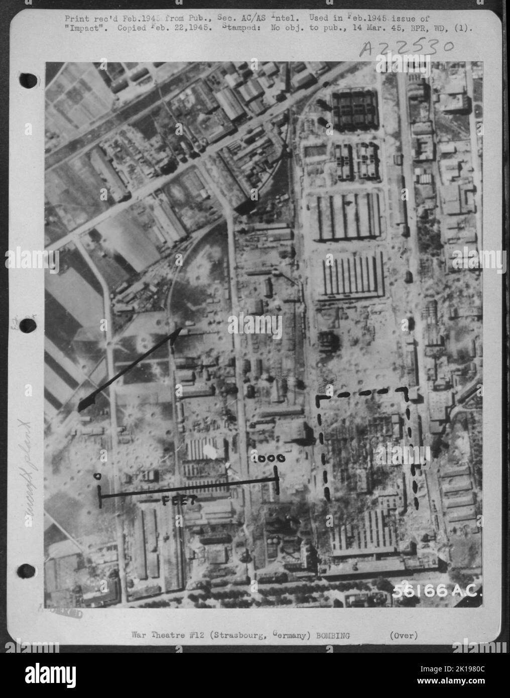 Stabilimento Matford di motori aerodinamici a Strasburgo, in Germania, dopo 8th bombardamenti AF del 27 maggio 1944. Gli operai alsaziani allo stabilimento hanno detto che 80 delle bombe hanno colpito l'obiettivo, sbattendo completamente il cuore della grande fabbrica dove sono stati realizzati i componenti del motore. Il Foto Stock