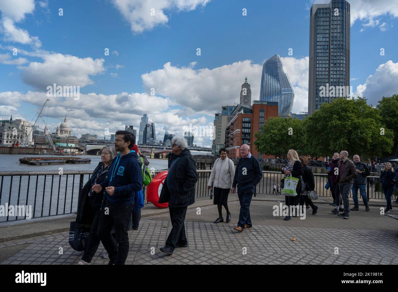 Coda per vedere la regina Elisabetta 11 sdraiata nello stato di Westminster Hall, Londra. Foto Stock