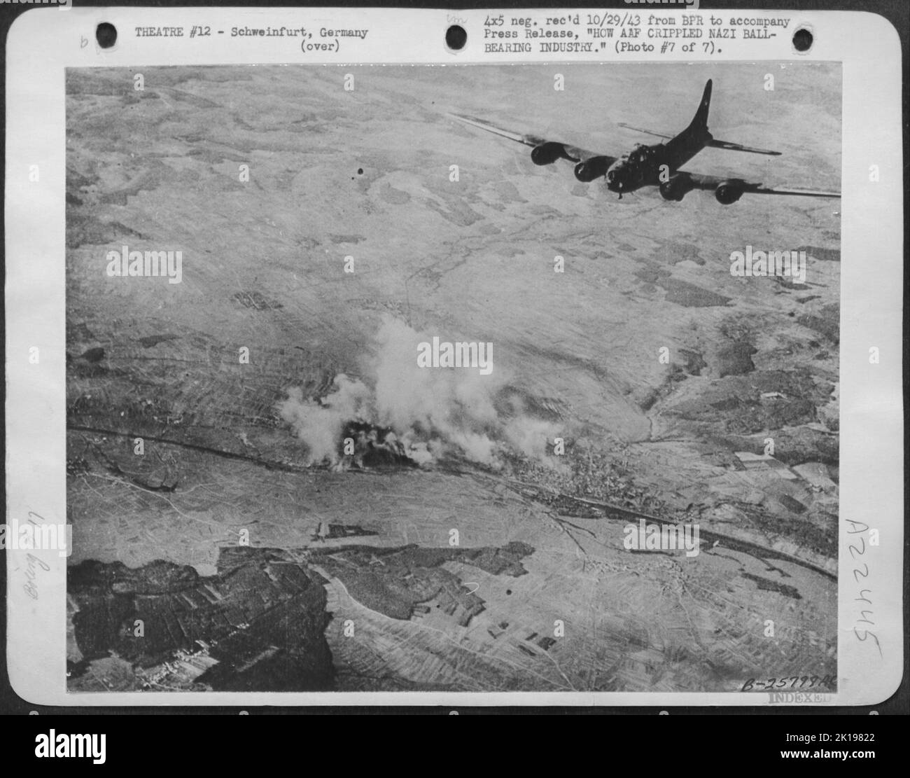 Dirigendosi verso casa, gli aerei americani potrebbero guardare indietro Schweinfurt in fiamme. La copertura da combattimento per le fortezze volanti è stata fornita dalla Repubblica P-47 'Thunderbolts' che ha scortato i bombardieri parte della strada verso i loro obiettivi. Gli americani hanno perso 60 Flying Foto Stock