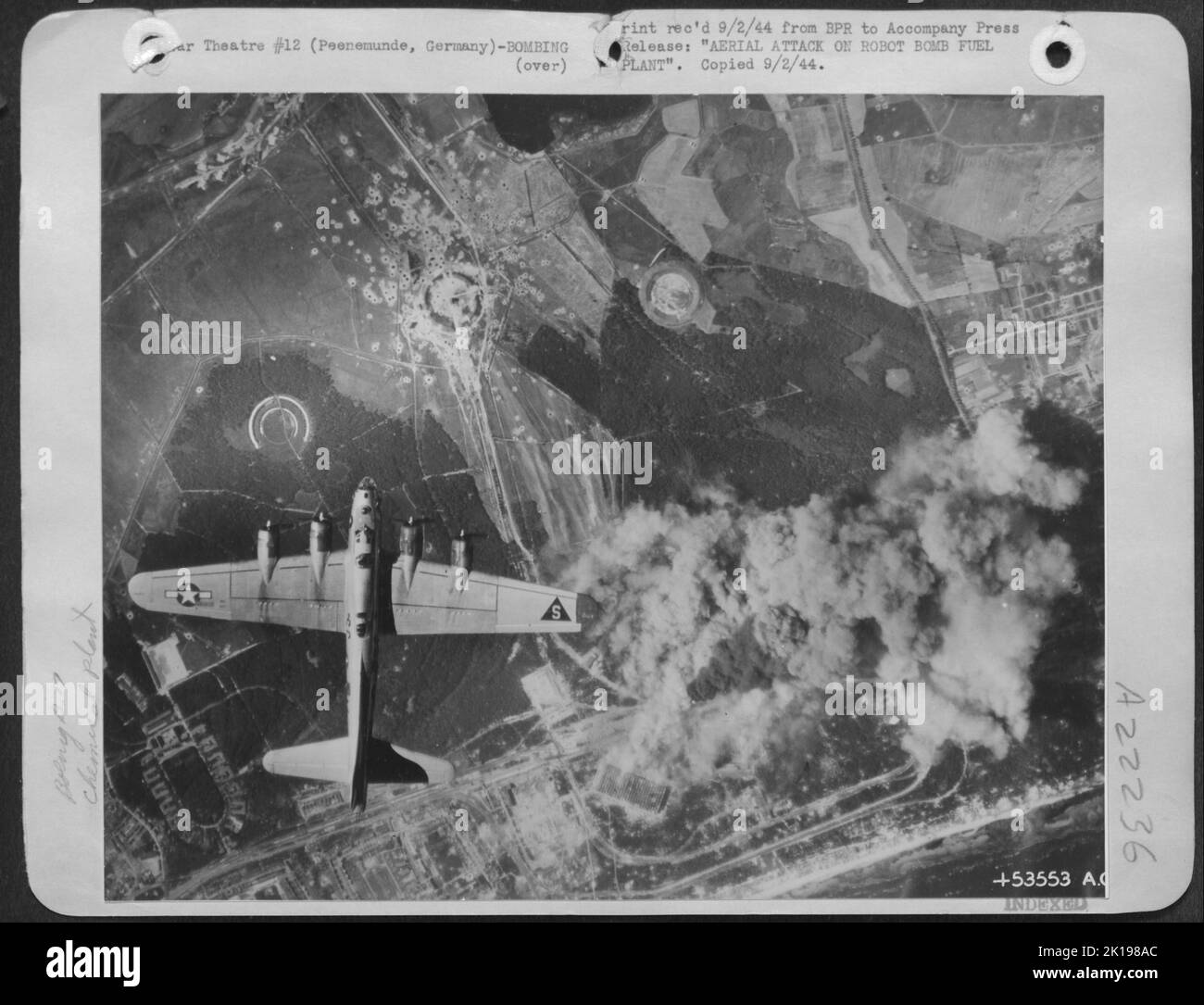 Attacco aereo contro Robot Bomb Fuel Plant-uno degli attacchi Boeing B-17 Flying Forts del 8th USAAF passa sopra l'area bersaglio di combustione durante un attacco all'impianto di perossido di idrogeno a Peenemunde, Germania circa 60 miglia a nord-ovest di Stettin. Foto Stock